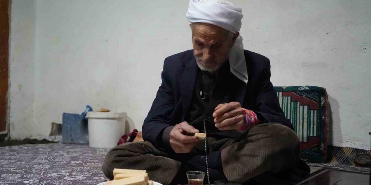Muş’ta 86 yaşındaki Rüstem dede 50 yıldır sadece çay ve gofretle yaşıyor