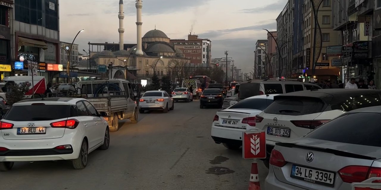 Yüksekova’da trafik çileye döndü