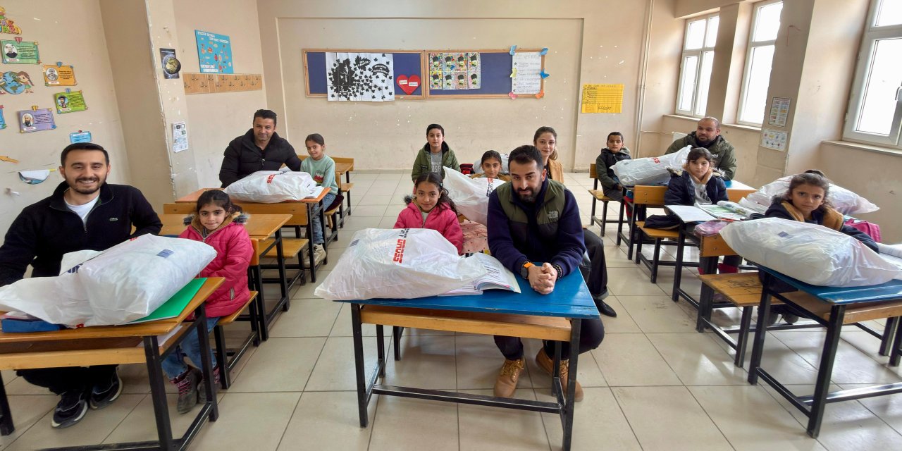 Yüksekova’da Dilektaşı Köyü’ndeki 100 öğrenciye kışlık destek