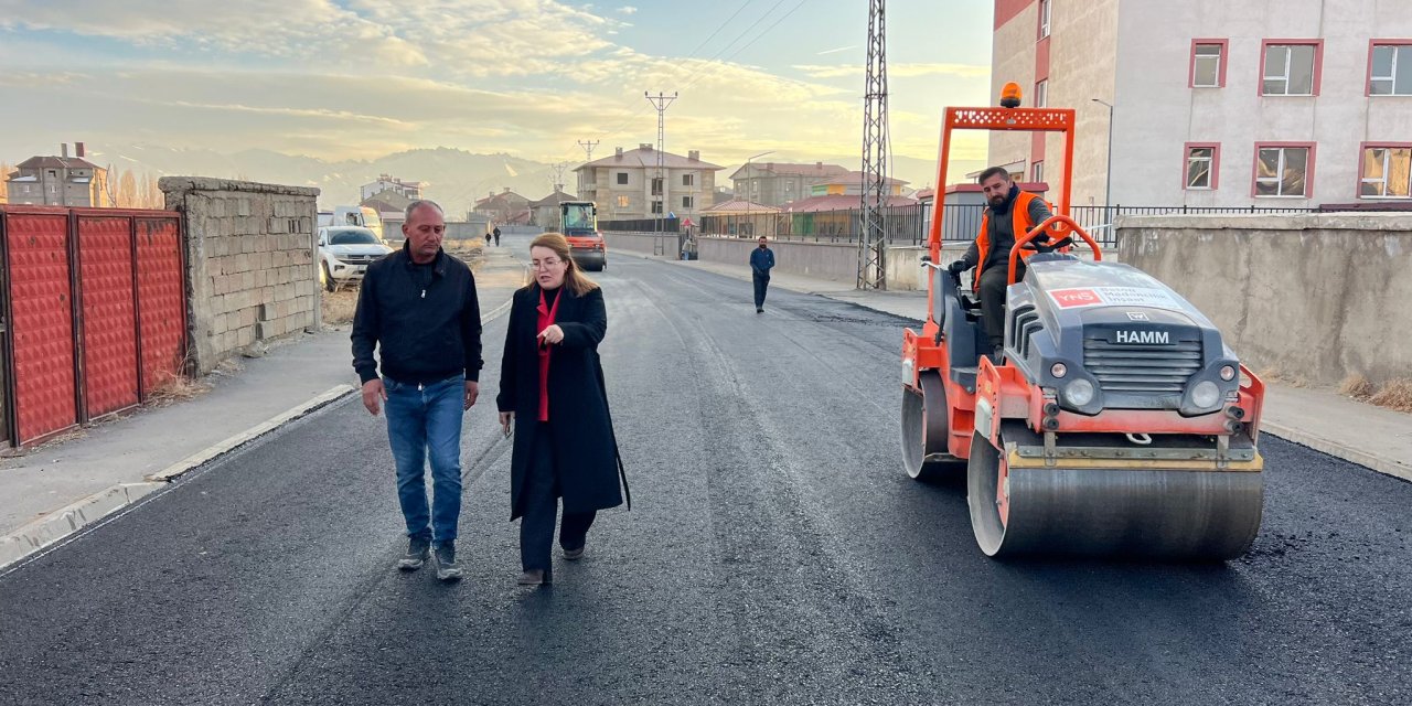 Yüksekova’da doğal gaz çalışmalarının ardından yol onarımı sürüyor