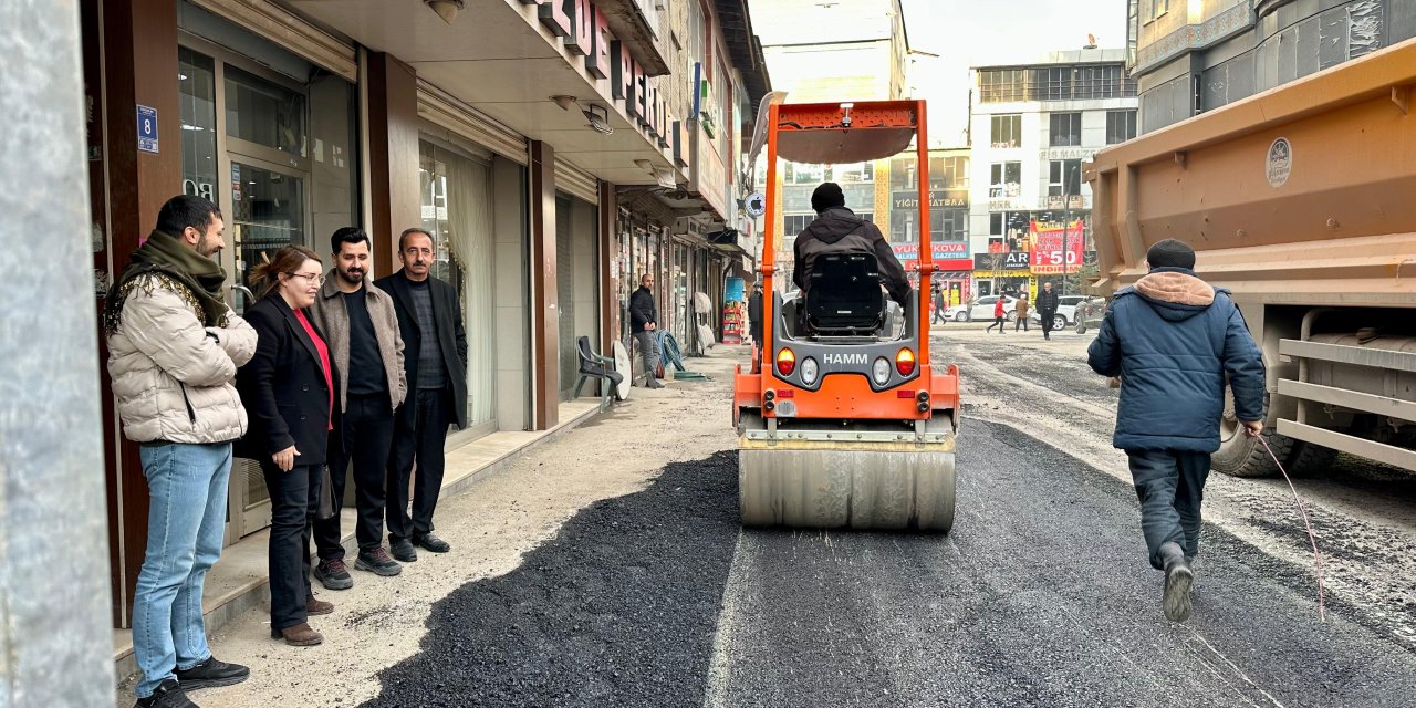 Yüksekova Belediye Eşbaşkanı Kırmızıgül, yol çalışmalarını inceledi
