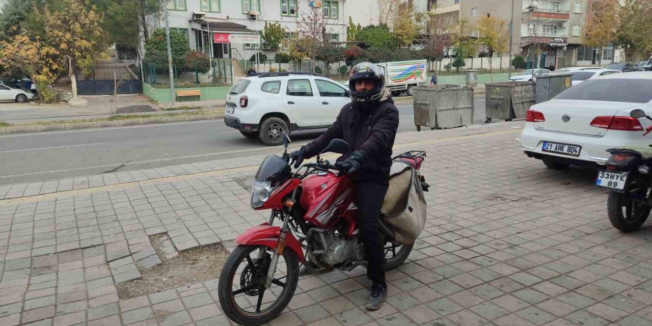 Diyarbakır'da ceza yedi, kaskı başına geçirerek motosiklet sürücülerine uyarıda bulundu