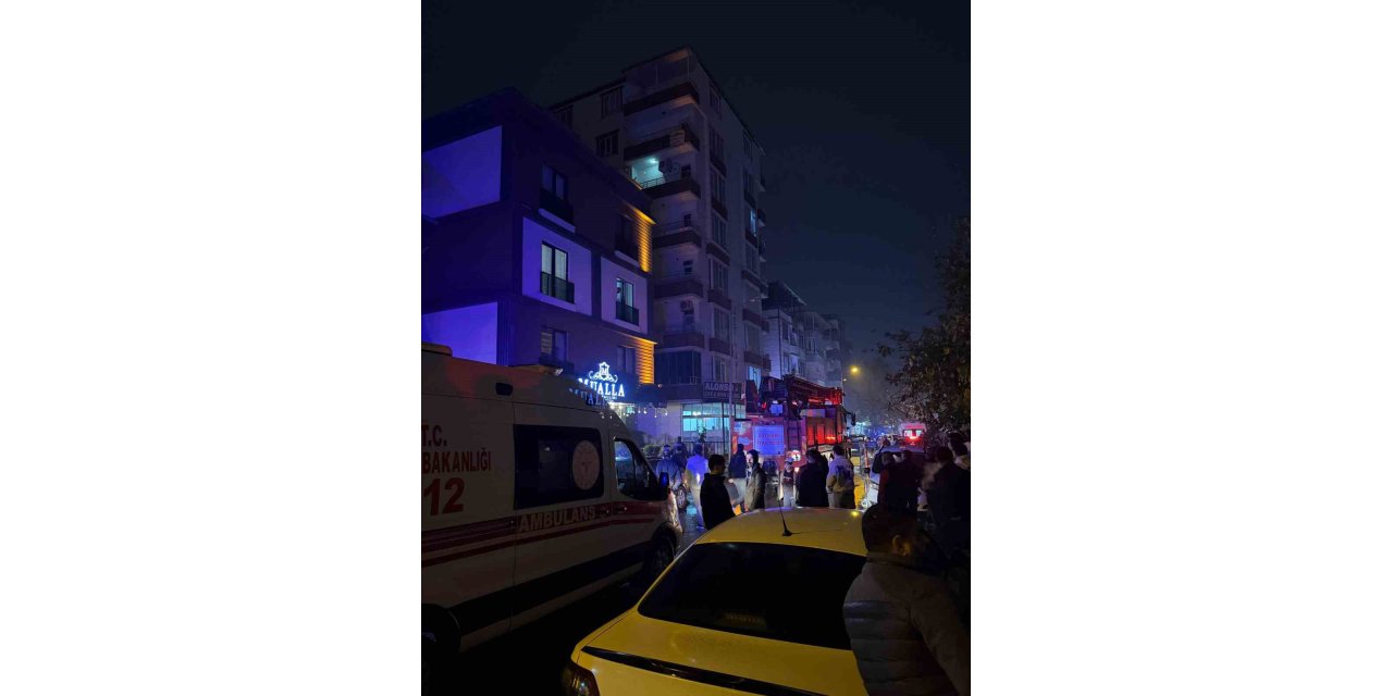 Batman’da cinnet getiren şahıs, evinin eşyalarını sokağa fırlattı