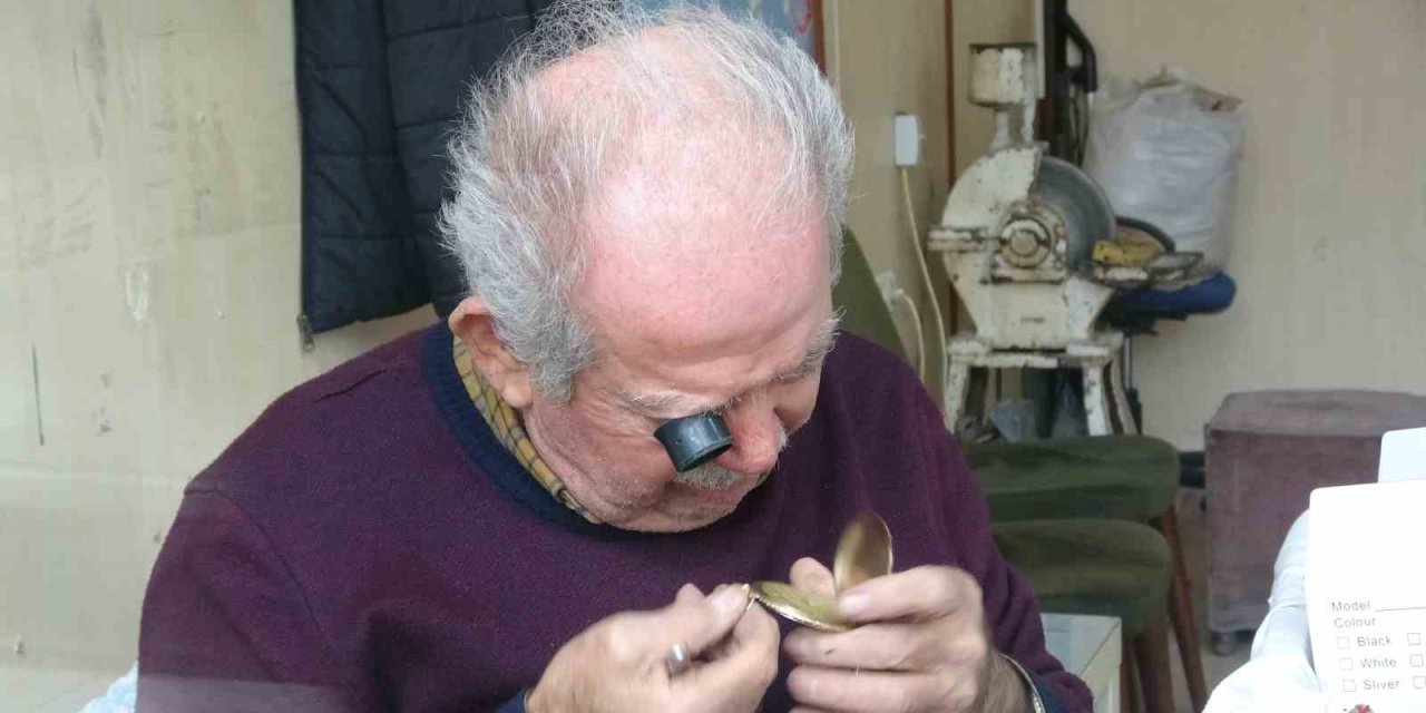 76 yaşındaki saat ustası, 61 yıldır zamana ayar veriyor