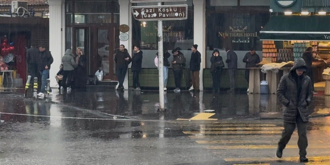 Diyarbakır’da aniden bastıran yağmur hayatı felç etti