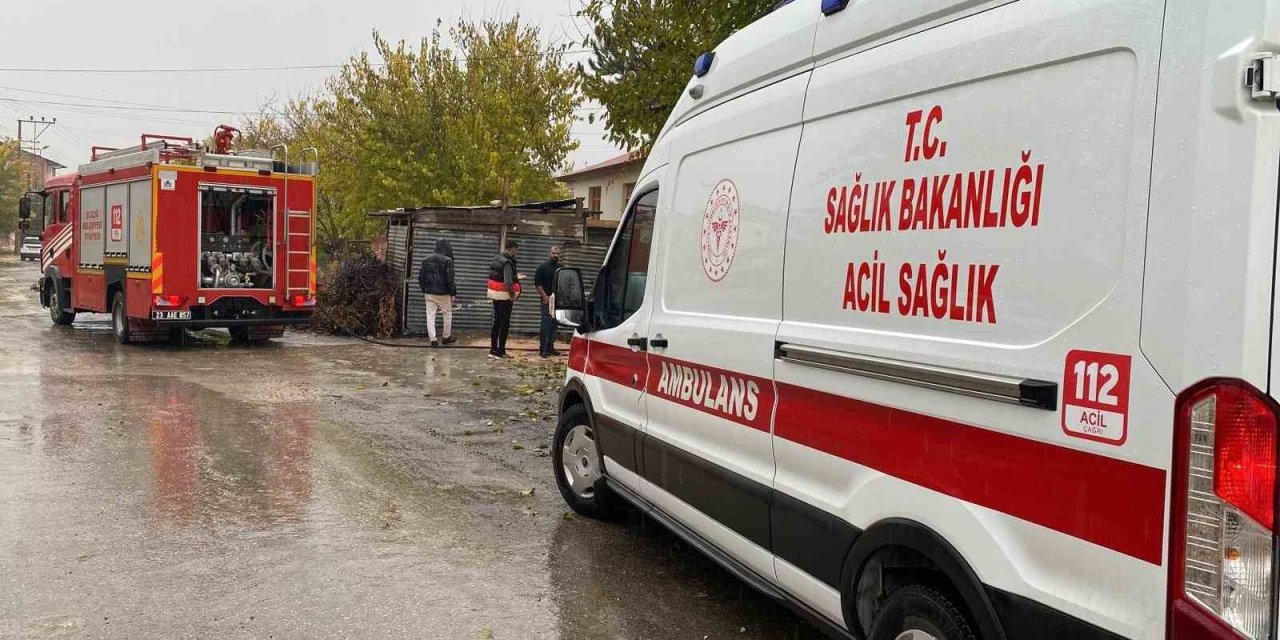 Elazığ’da çatı yangını: 1 kişi dumandan etkilendi