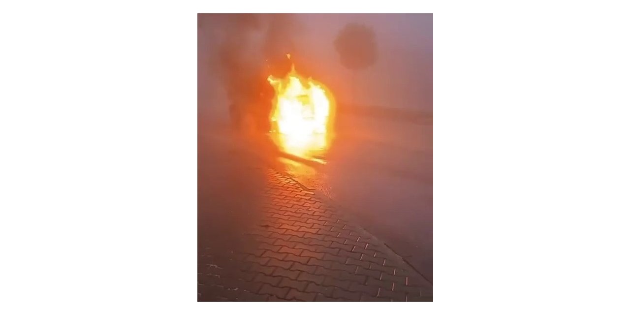 Besni'de seyir halindeki araç yanarak hurdaya döndü