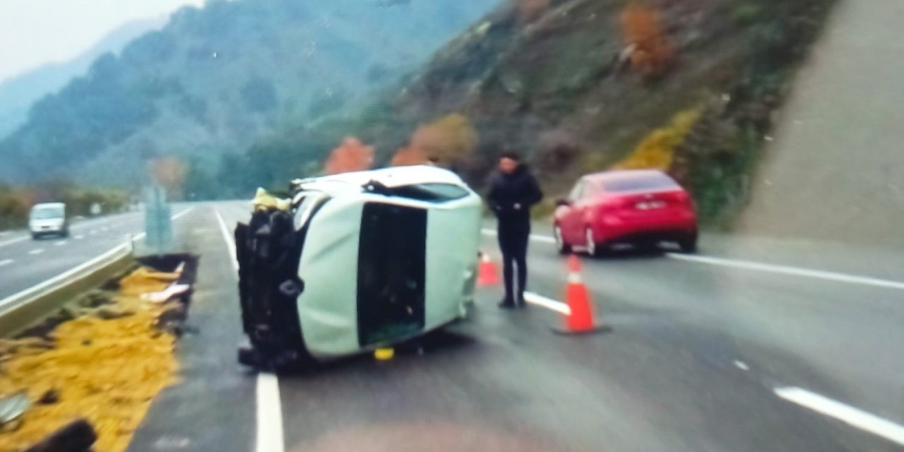 Gölbaşı'nda otomobil yan yattı: 4 yaralı