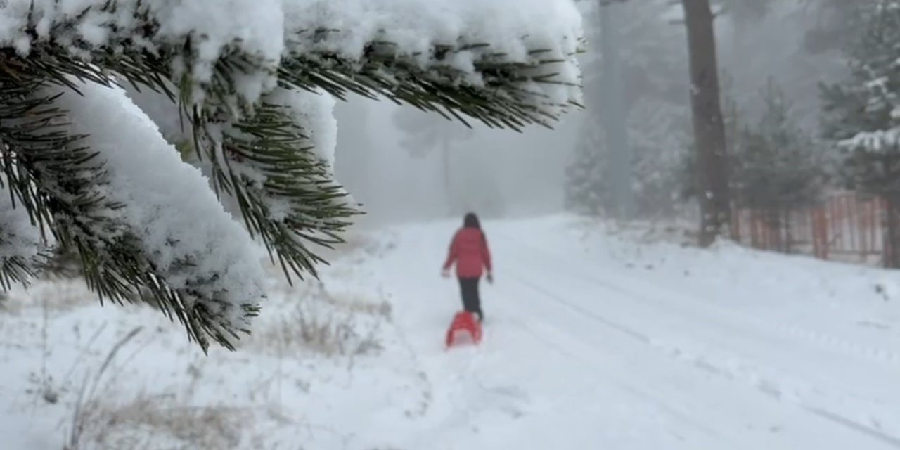 Kars’ta kar coşkusu: Çocuklar kardan adam yaptı, kızak kaydı