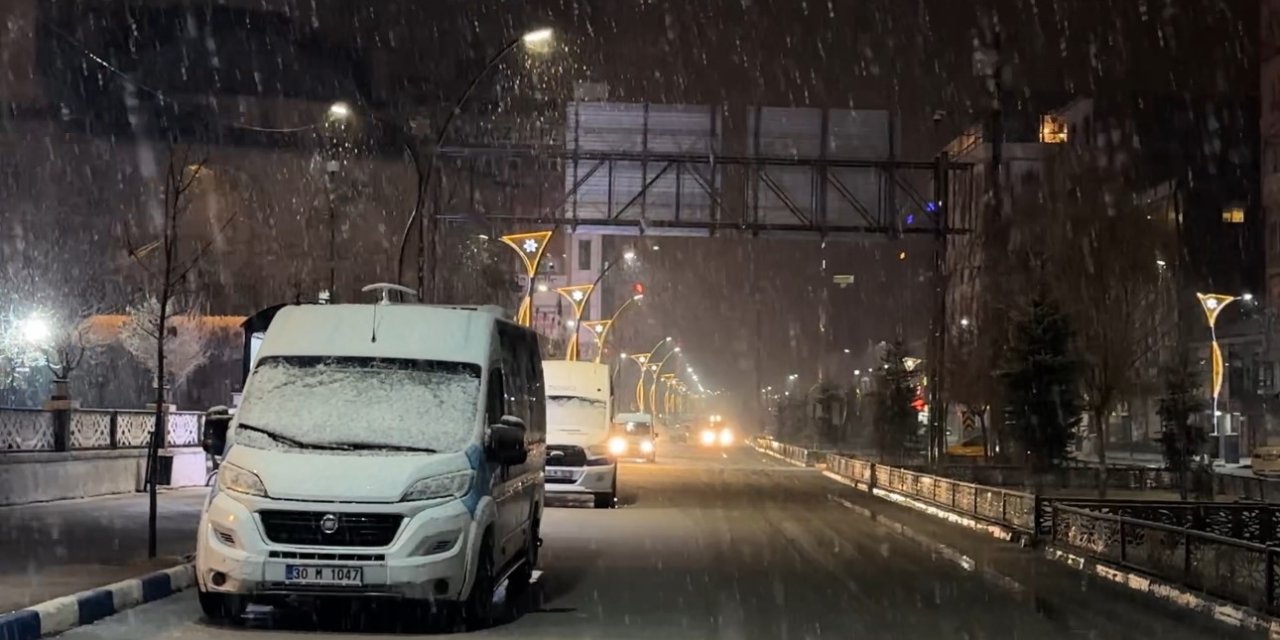 Yüksekova’da yağmur yerini kar yağışına bıraktı