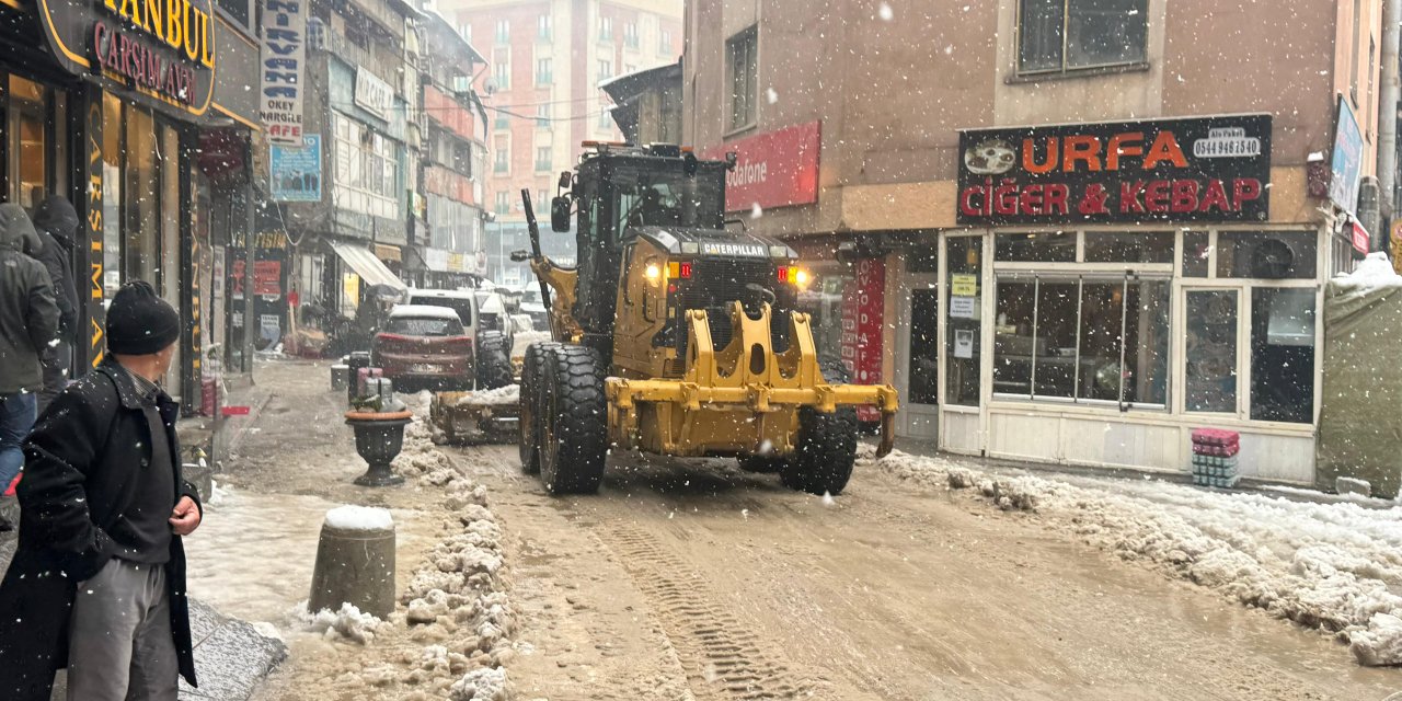 Yüksekova’da cadde ve sokaklarda kar temizliği çalışması