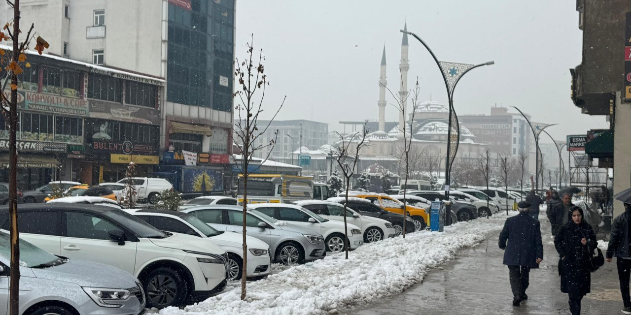 Yüksekova’da kar nedeniyle 22 köy ve mezra yolu ulaşıma kapandı