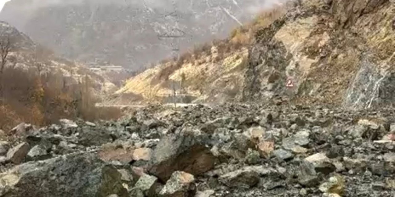 Yüksekova’nın Dağlıca yolunda iki heyelan meydana geldi