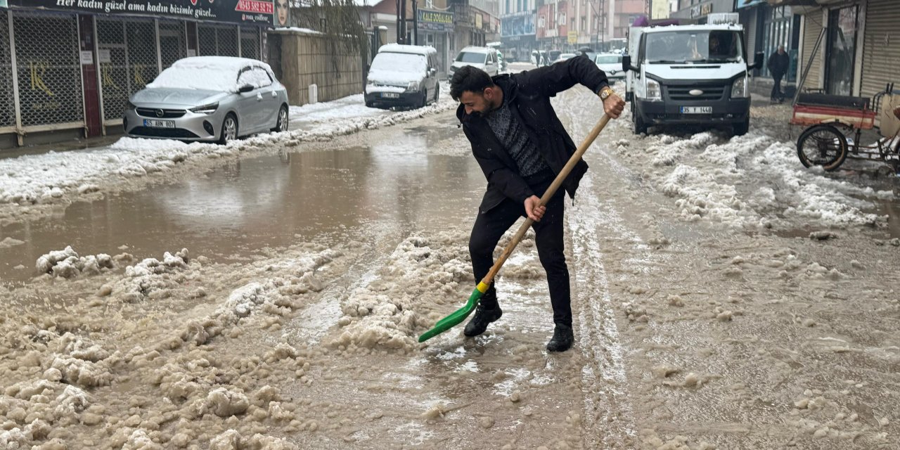 Yüksekova’da kar ve yağmur caddeleri göle çevirdi
