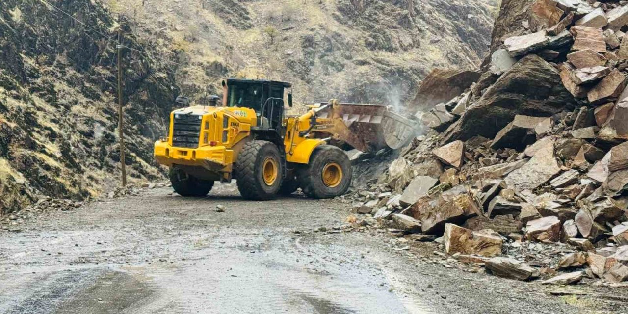 Yağış sonrası kopan kaya parçaları yolu ulaşıma kapattı