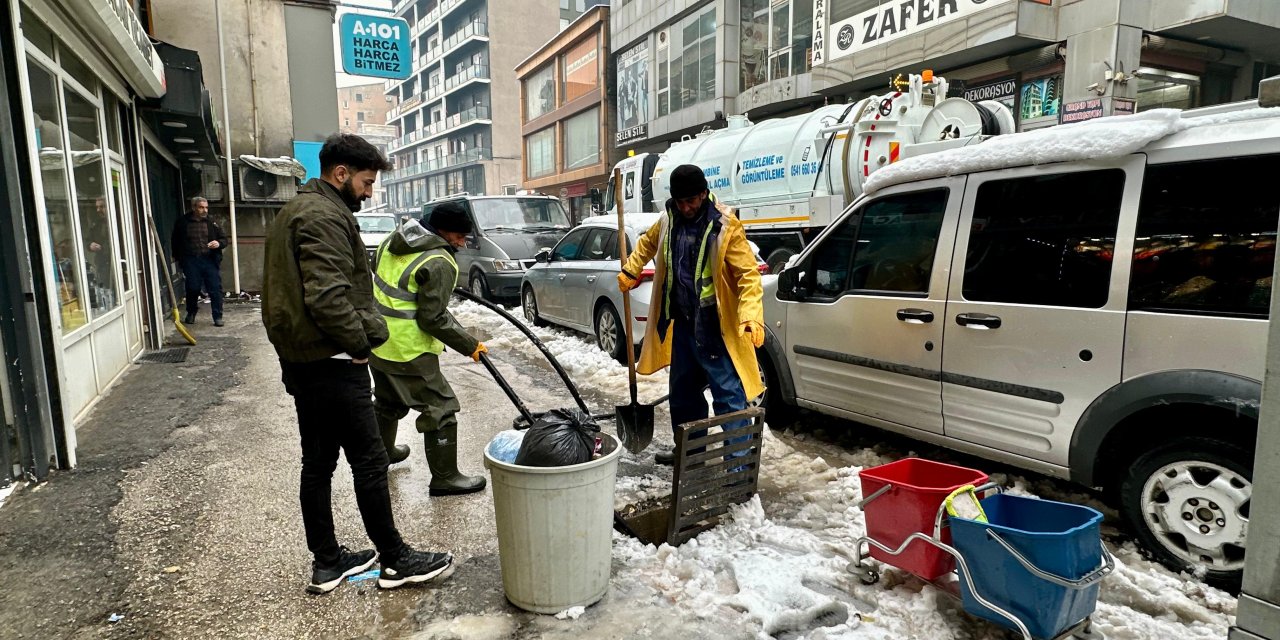 Yüksekova'da rögar ve kanalizasyon hatlarında temizlik çalışması