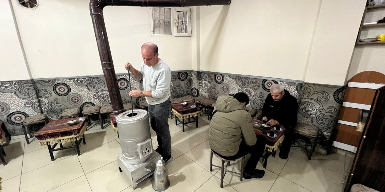 Yüksekova’da 25 yıllık çay ocağı kışın yoğun ilgi görüyor