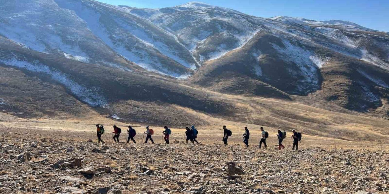 Doğaseverler 3 bin 395 rakımlı Vivara Dağı’nda zirve yaptı