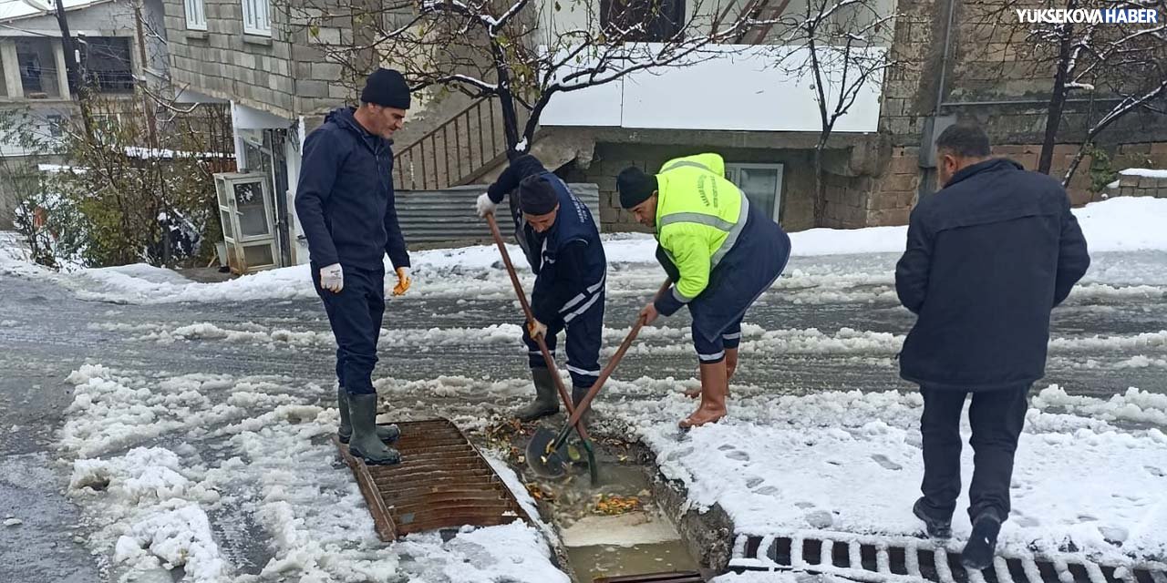 Hakkari Merkez'de kar yağışının ardından temizlik çalışması