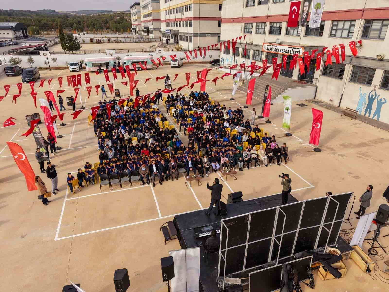 Yılmaz, lise ve üniversite öğrencileri ile bir araya geldi