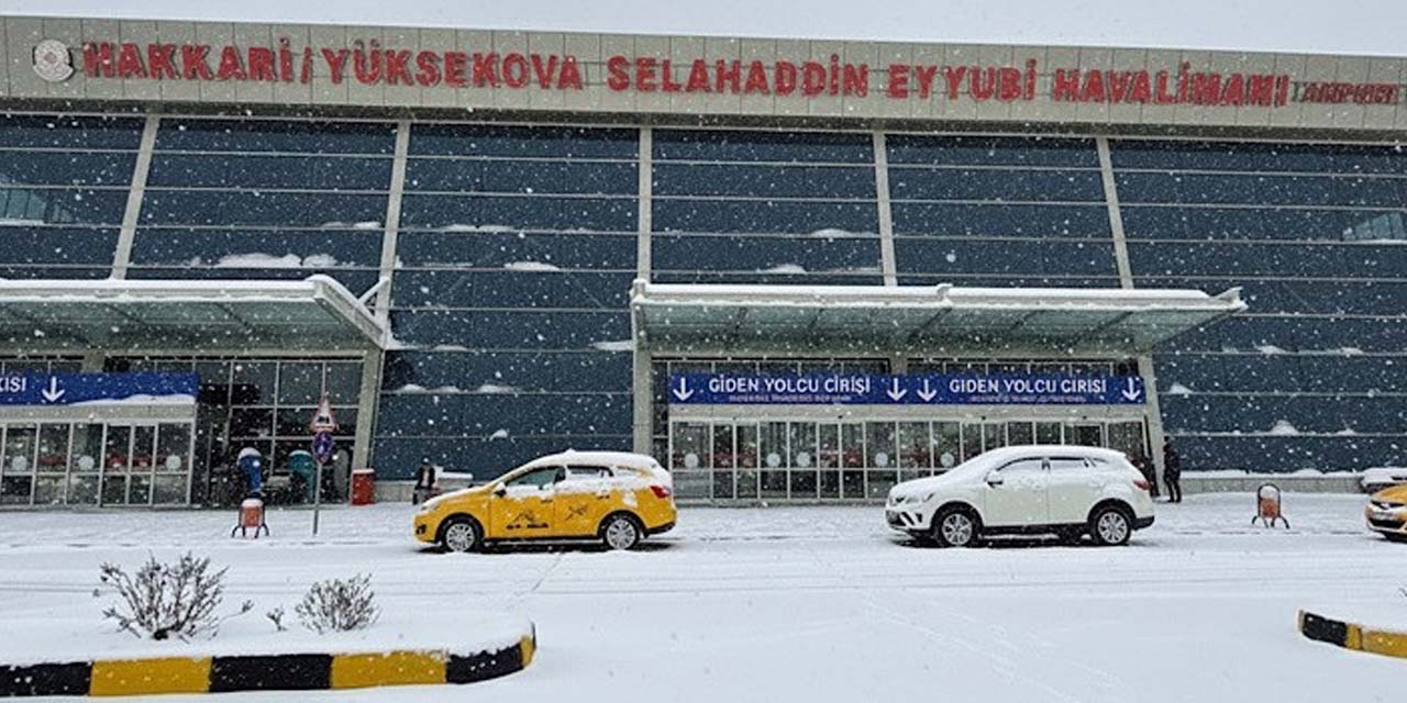 Yüksekova’da yoğun kar yağışı uçak seferlerini durdurdu