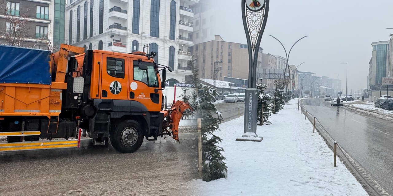 Ekipler Yüksekova’da karla mücadeleyi sürdürüyor