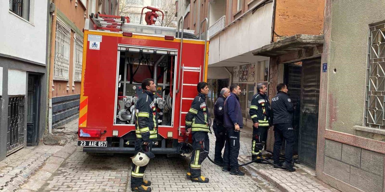 Elazığ’da metruk binada yangın çıktı
