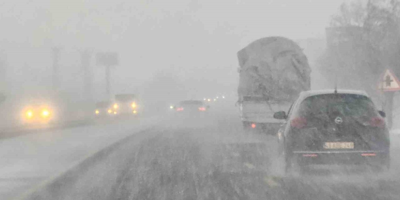 Tatvan’da kar yağışı etkili oldu