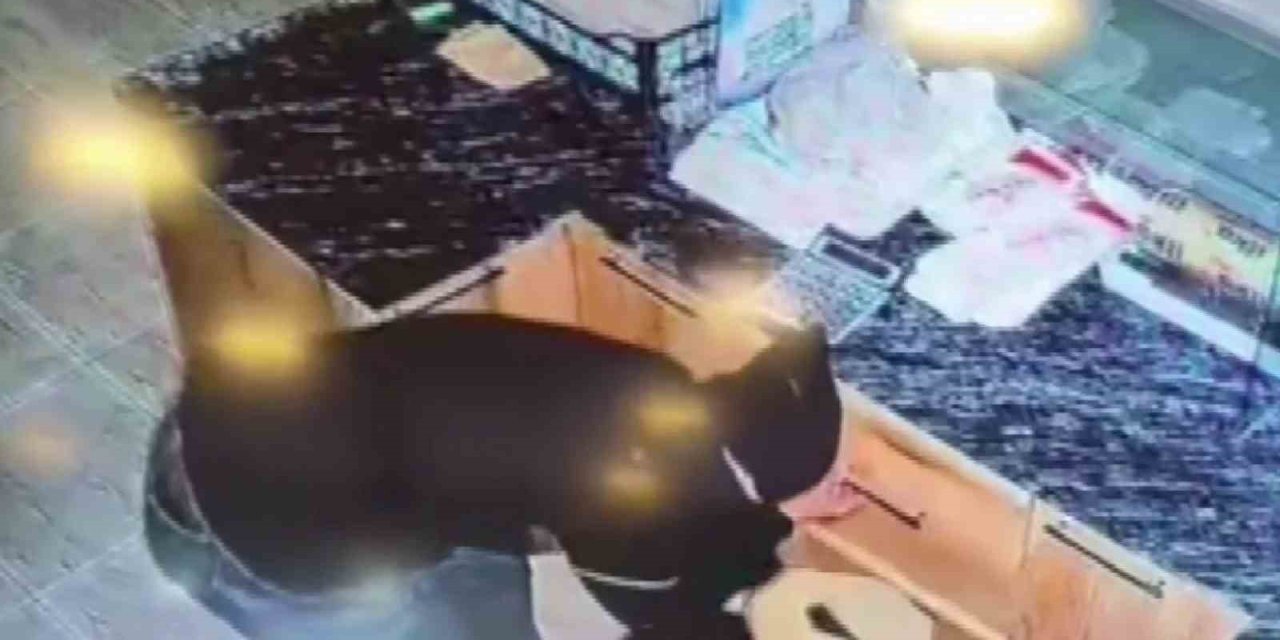 Sadaka kutusu ve nakit para çalan kişiler kameraya yakalandı