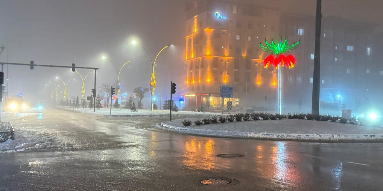 Yüksekova’da yoğun sis etkisini artırdı
