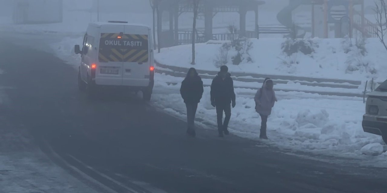 Yüksekova’da sis etkili oldu