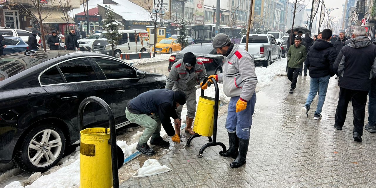 Yüksekova’da kar ve buzlanma nedeniyle çöp kutuları geçici olarak kaldırıldı
