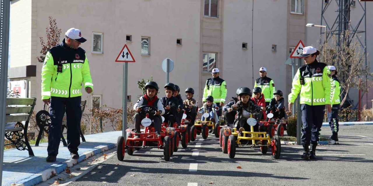 Geleceğin sürücüleri trafik parkurunda