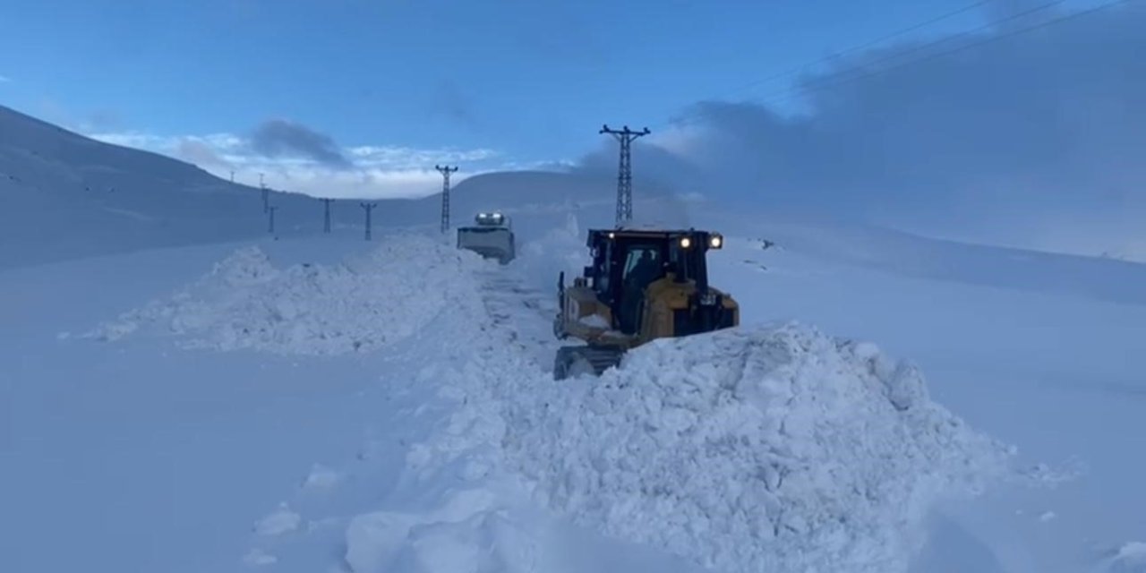 Böyle kar görülmedi: Kalınlık dozeri aşıyor