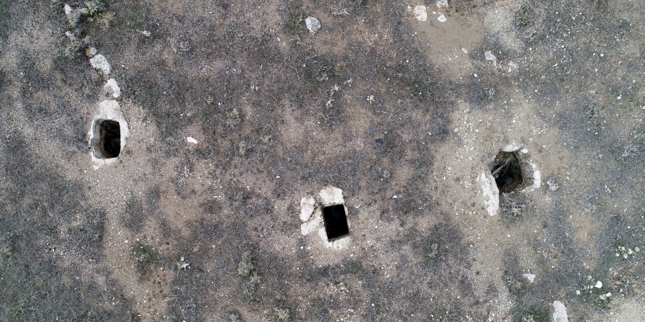 Van'da Urartuların oda mezarlarında defineci talanı