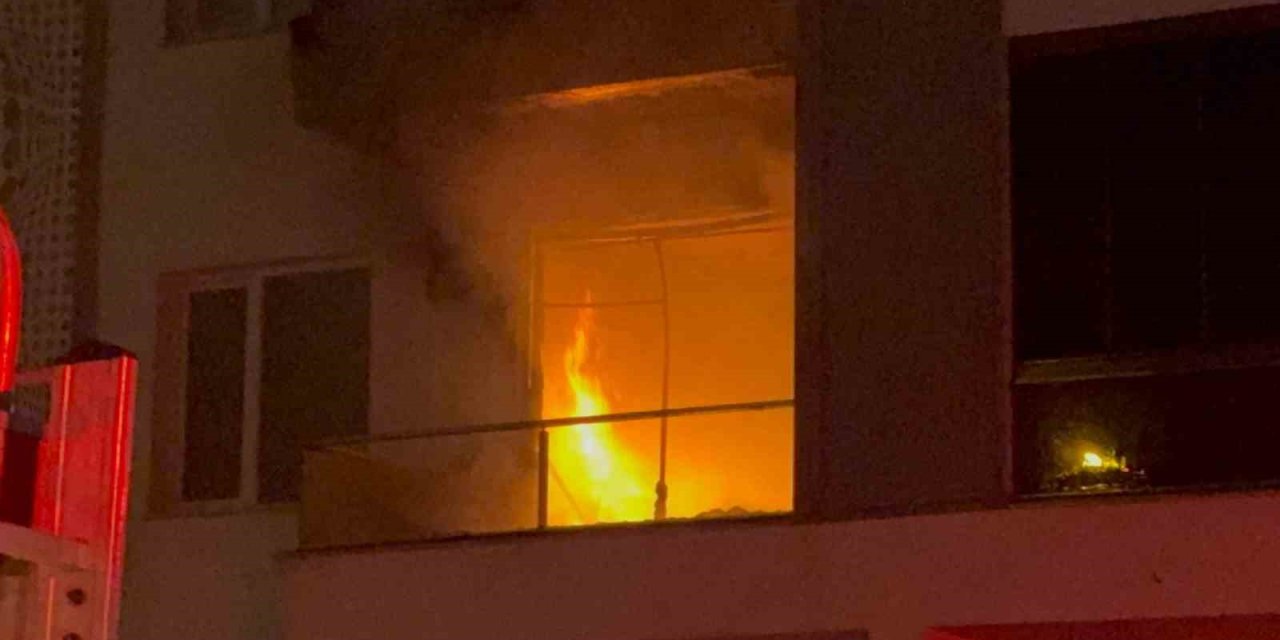 Evini ateşe verdi: 3 kişi dumandan etkiledi