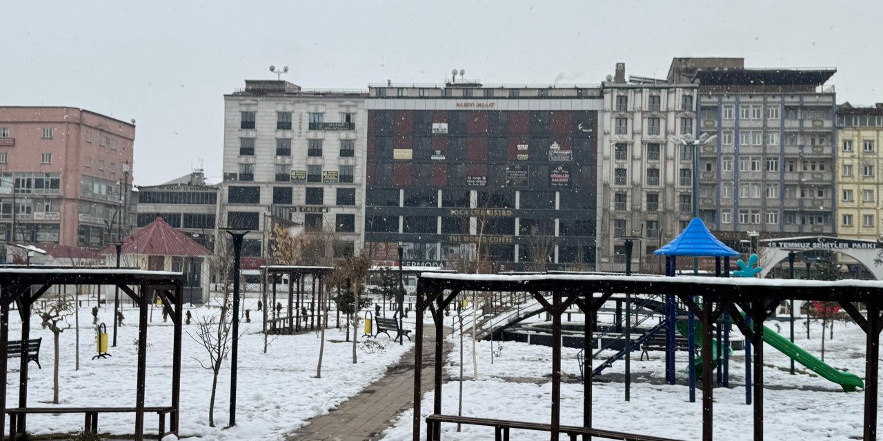 Yüksekova’da öğleden sonra kar yağışı etkisini artırdı