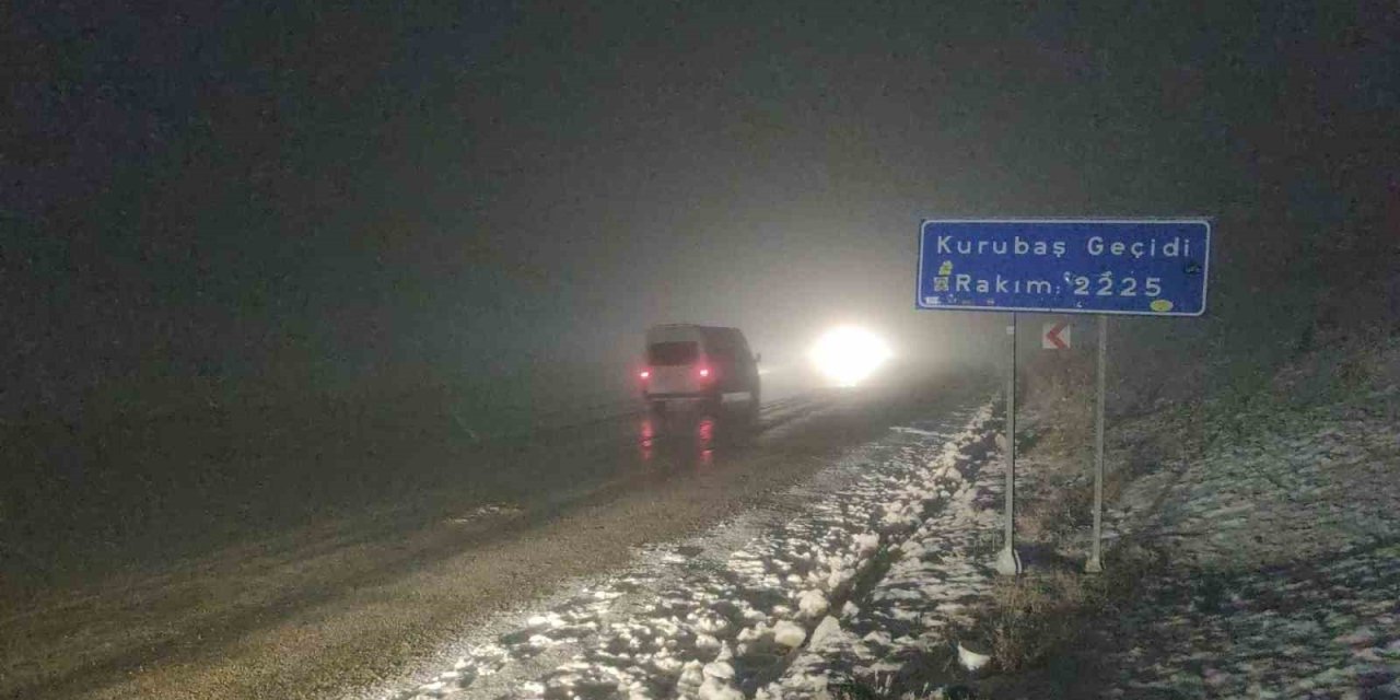 Hakkari'den Van’a gidecekler dikkat: Kurubaş Geçidi’nde yoğun kar yağışı ve sis etkili oldu