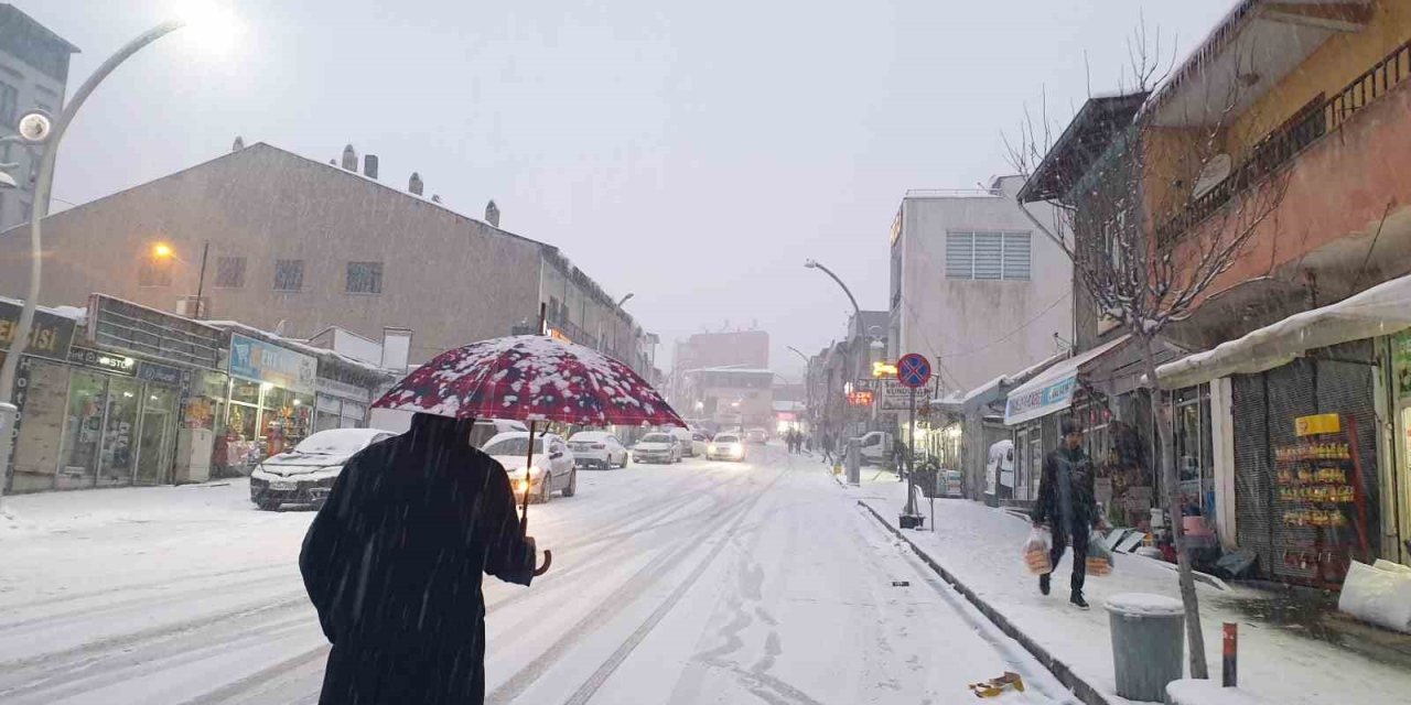 Başkale beyaza büründü