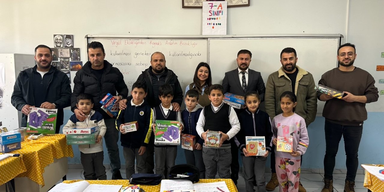 Yüksekova’da 16 okulda eğitim ve zeka oyunu seti ile kırtasiye malzemesi dağıtıldı