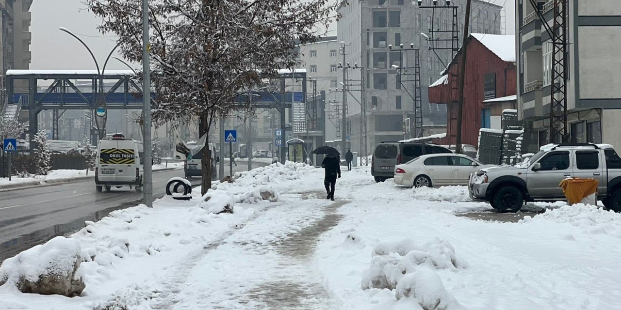 Hakkari ve ilçelerinde 70 yerleşim yerinin yolu ulaşıma kapandı
