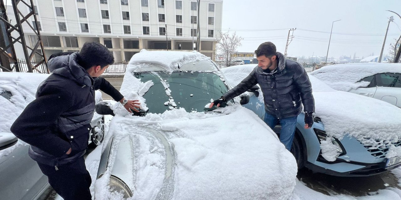 Yüksekova’da gece boyu süren kar yağışı ilçeyi beyaza bürüdü