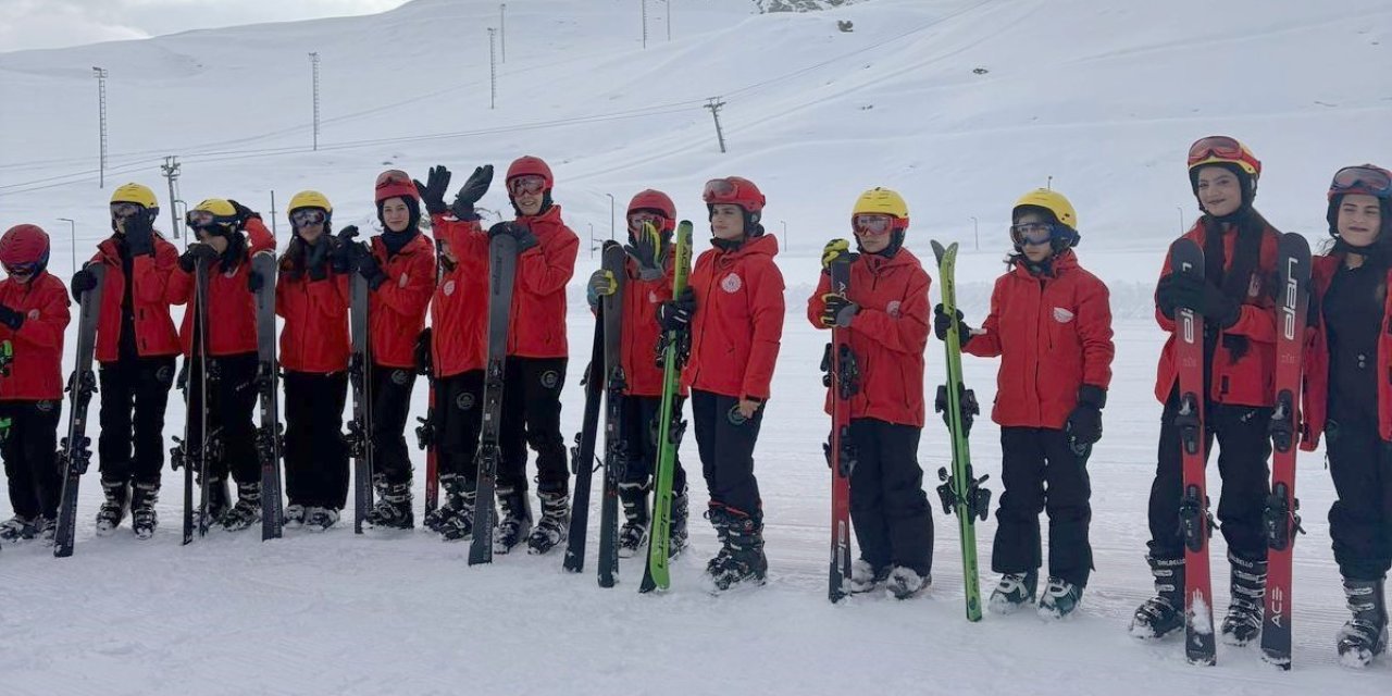 Mergabütan Gençlik Kampı’nda temel kayak eğitimleri başladı