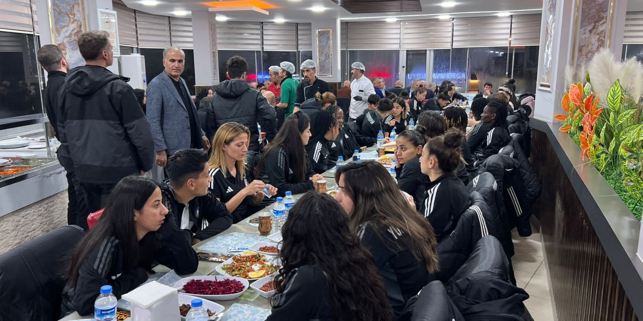 Yüksekova Spor ve Beşiktaş maç öncesi akşam yemeğinde bir araya geldi