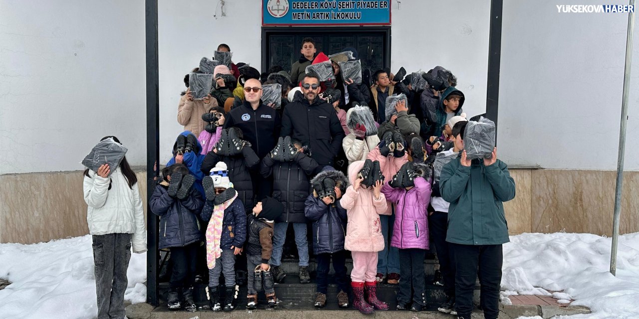 Yüksekova’nın Dedeler Köyü’nde 80 çocuğa kışlık bot desteği