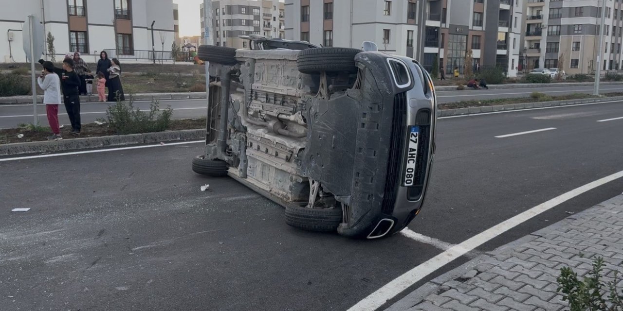 Diyarbakır’da trafik kazası: Araç yan yattı, 2 kişi yaralandı