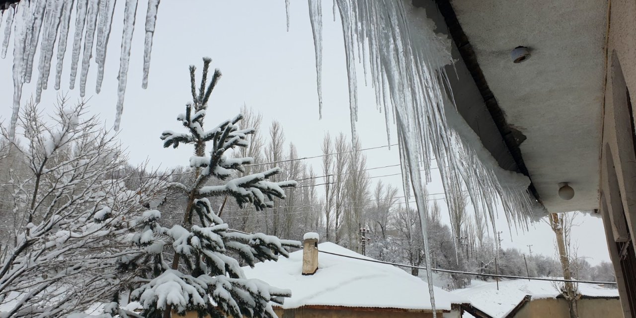 Başkale'de 2 metre uzunluğunda buz sarkıtları oluştu