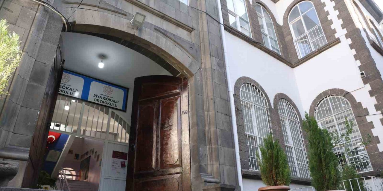 115 yıllık eğitim yuvasının ihtişamlı kapısı, 1 asırdır öğrencilere açılıyor