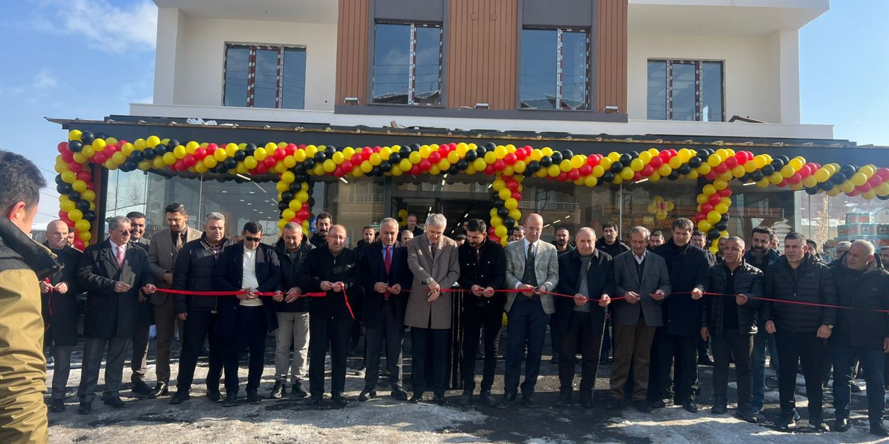 Uğur AVM Yüksekova’da üçüncü şubesini açtı
