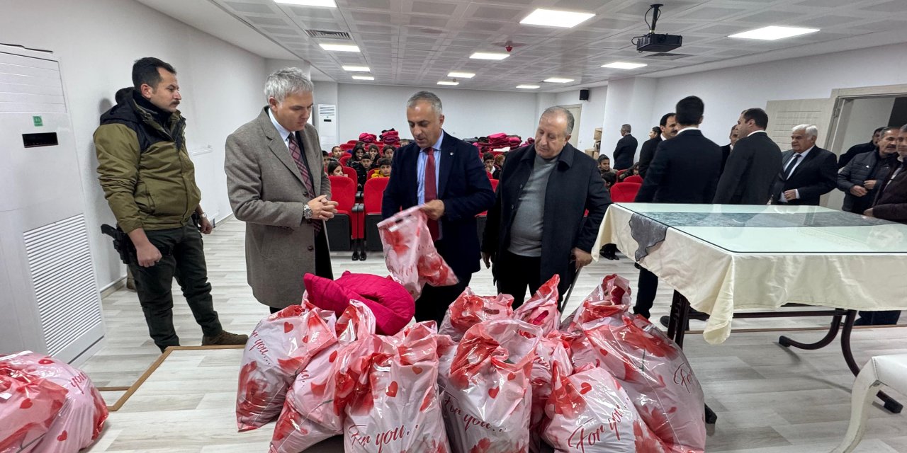 Yüksekova, Şemdinli ve Derecik’te öğrencilere kışlık mont ve ayakkabı desteği